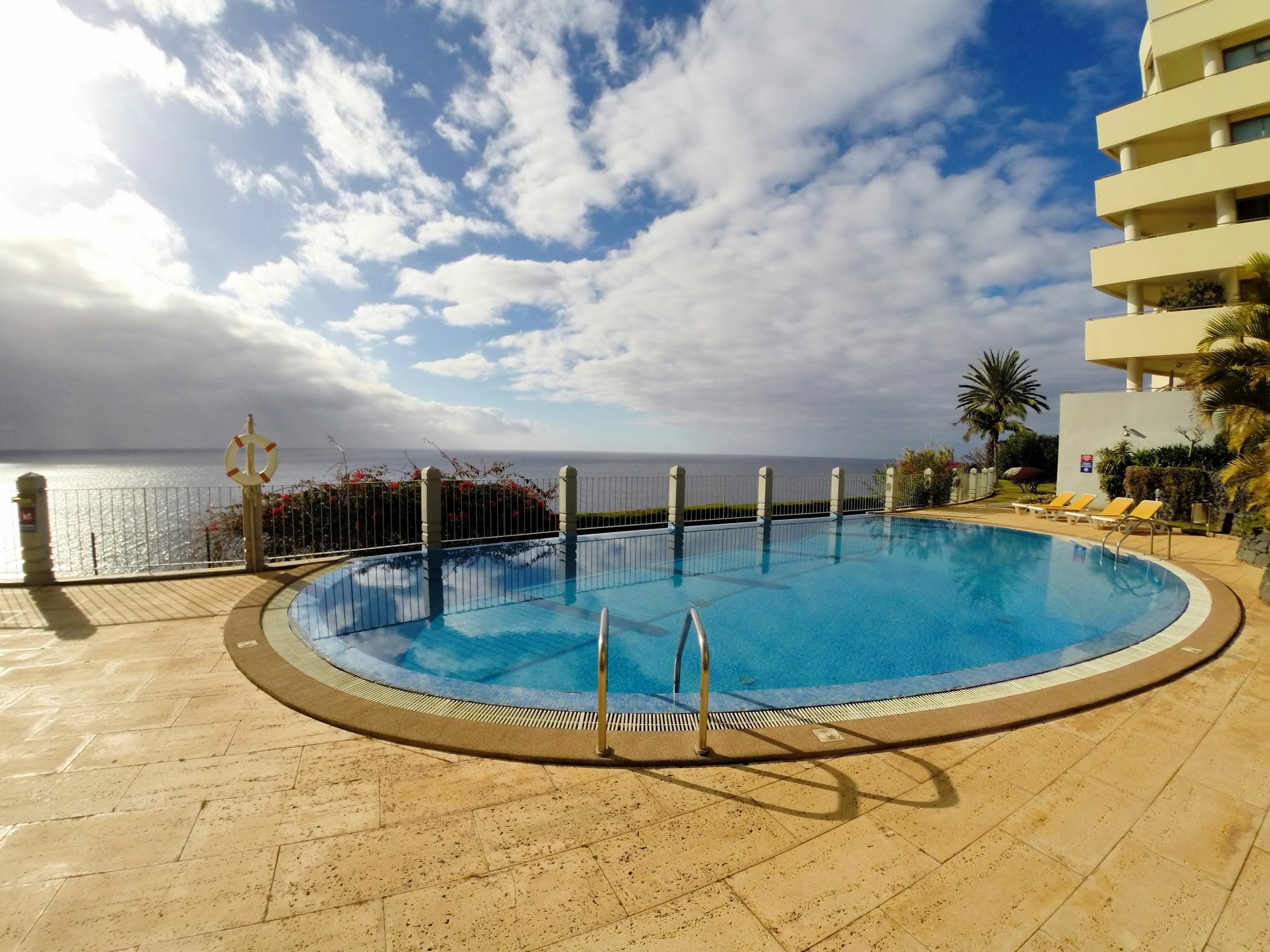 Finest Rentals - Beachfront Penthouse Фуншал Экстерьер фото