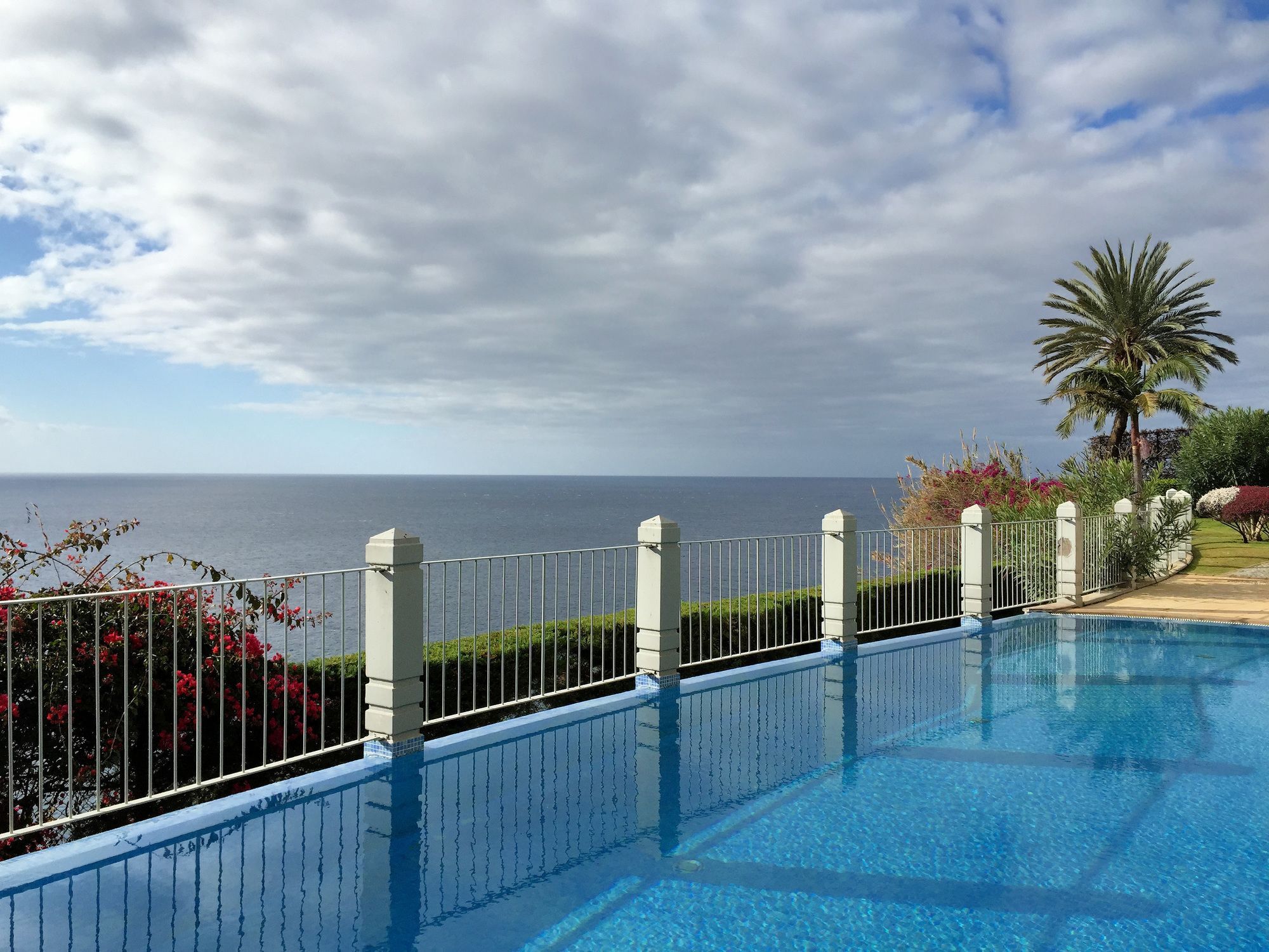 Finest Rentals - Beachfront Penthouse Фуншал Экстерьер фото